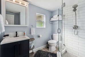 Shower, hair dryer, towels, soap - Billy's Beach Bungalow (Redington Shores)