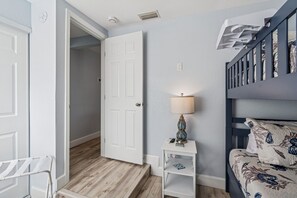 2 bedrooms, iron/ironing board, free WiFi, bed sheets - Billy's Beach Bungalow (Redington Shores)