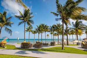 Terrace/patio - Garza Blanca at Cancun. Luxurious beachfront 2 bedroom suite sleeps 6! (Cancún)