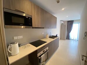 Private kitchen - Executive Studio at The Bantree with Pool View (Accra)