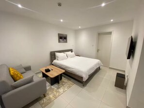 1 bedroom, iron/ironing board, WiFi, bed sheets - Executive Studio at The Bantree with Pool View (Accra)