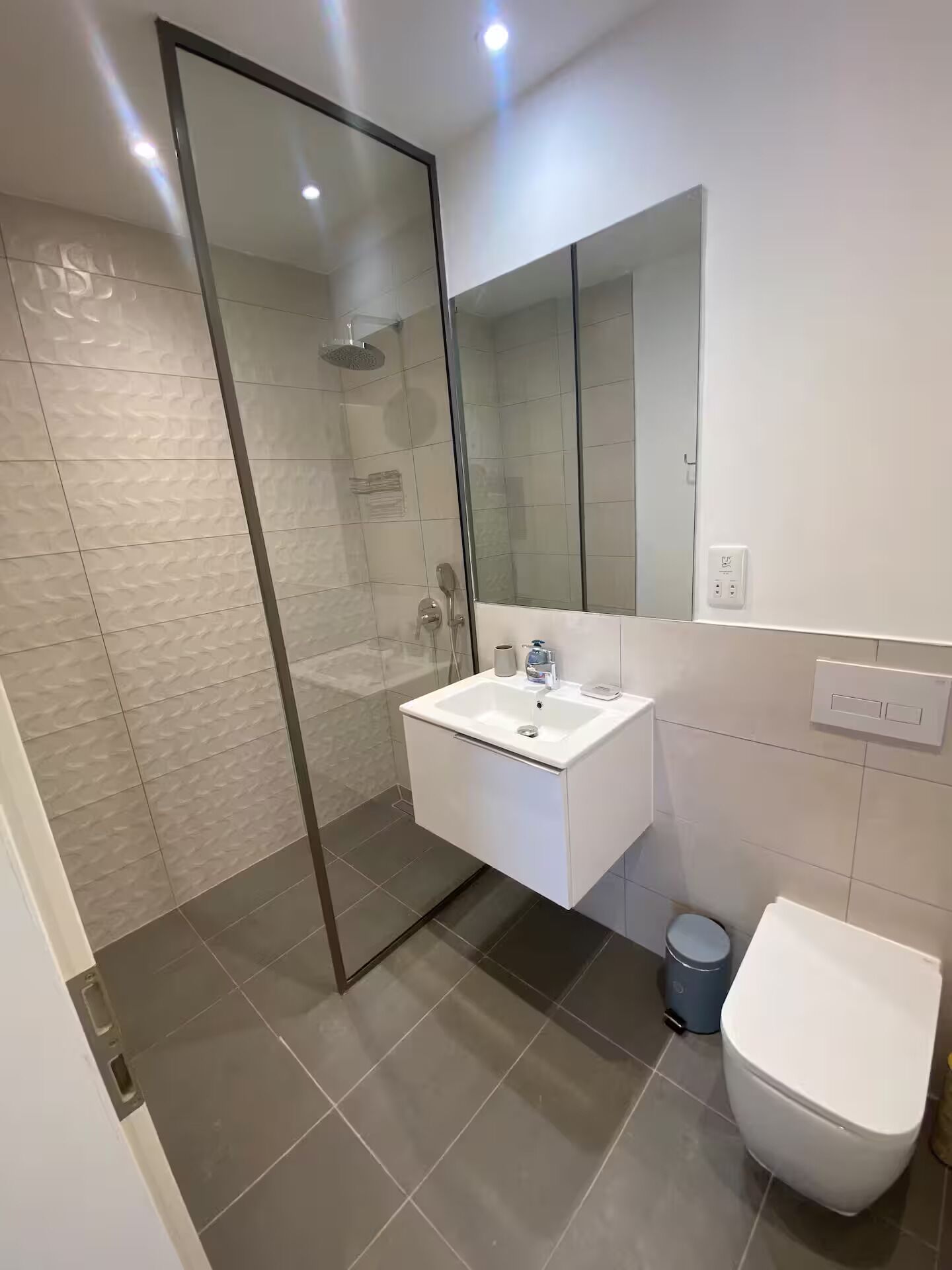 Bidet, toallas, jabón, papel de baño 