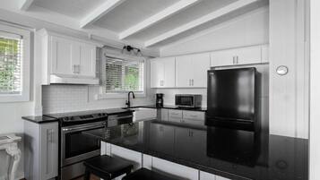 Fridge, oven, stovetop, dishwasher