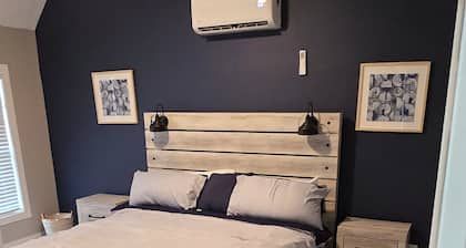 Cozy 2-bedroom in beautiful Newport with AC