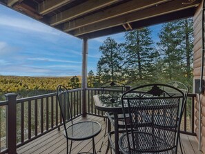 Outdoor dining - Salty Pines - Scenic Log Cabin w/ Hot Tub, Sierra Blanca Views & Pet-Friendly (Ruidoso)