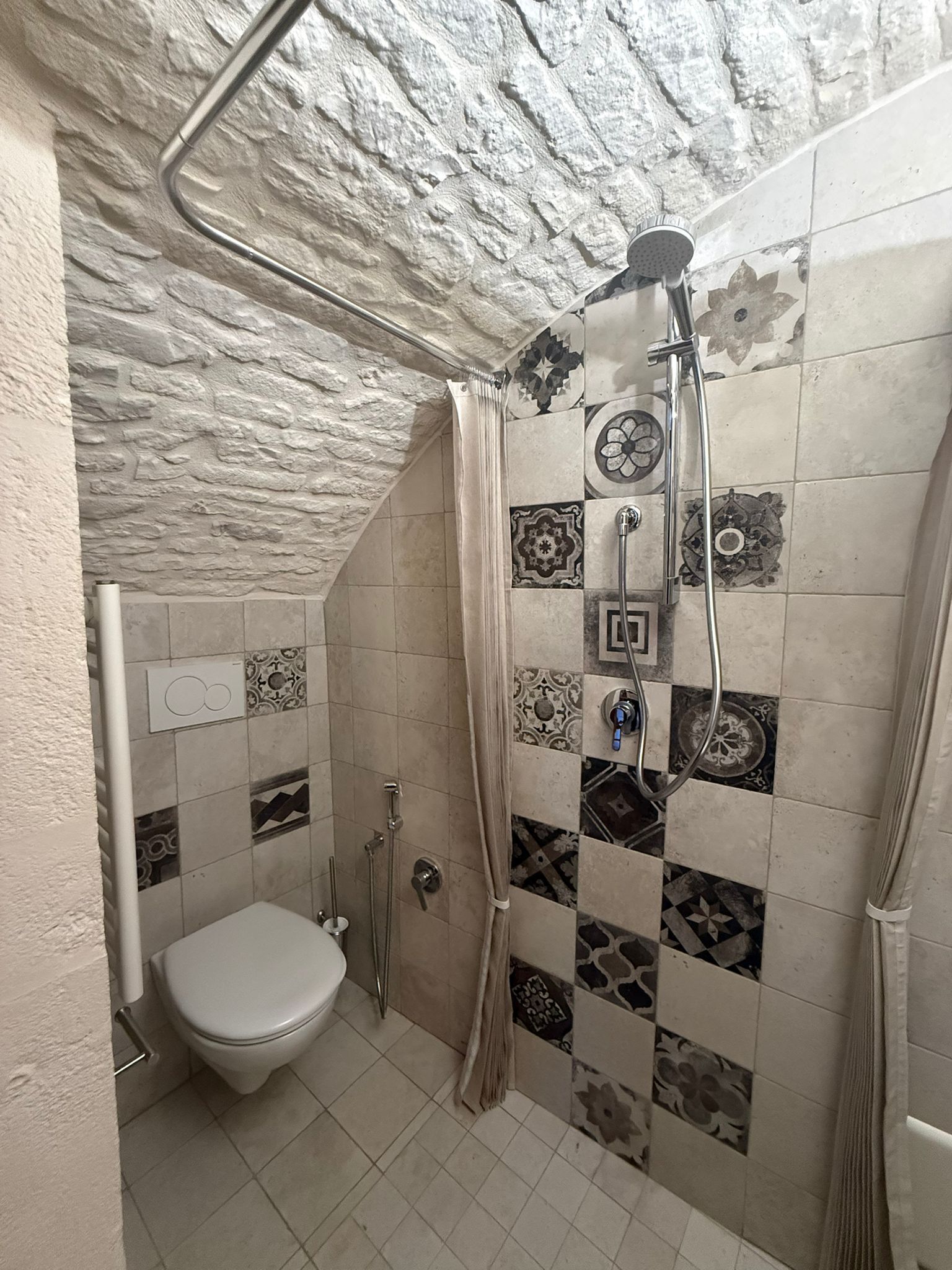 Douche, sèche-cheveux, serviettes fournies, savon