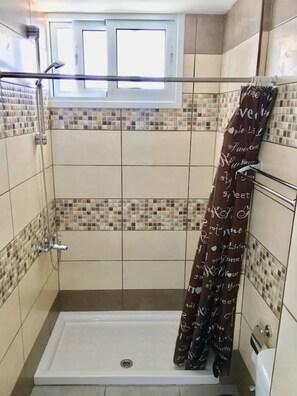 Chuveiro, secador de cabelo, toalhas de banho, sabonete