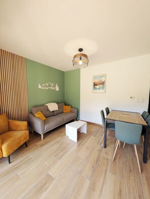 Living area - T3 duplex lakeside apartment with garden (Génos)