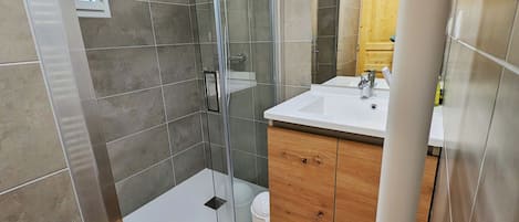 Secadora de cabello, jabón, papel de baño