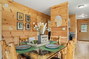 Dining - Peaceful 2-bedroom cabin with AC in charming Lake Lure (Lake Lure)