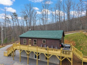 Terrace/patio - Peaceful 2-bedroom cabin with AC in charming Lake Lure (Lake Lure)