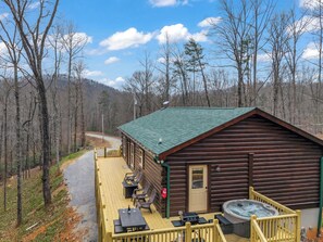 Outdoor dining - Peaceful 2-bedroom cabin with AC in charming Lake Lure (Lake Lure)
