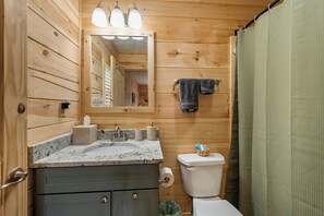 Shower, hair dryer, towels, soap - Peaceful 2-bedroom cabin with AC in charming Lake Lure (Lake Lure)