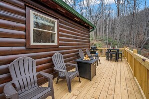 Outdoor dining - Peaceful 2-bedroom cabin with AC in charming Lake Lure (Lake Lure)