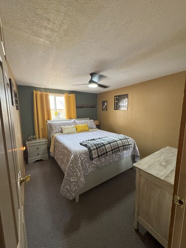  Cozy Cabin Retreat – Toronto, Kansas
Escape to a peaceful cabin getaway