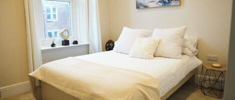 2 habitaciones, tabla de planchar con plancha, wifi y ropa de cama