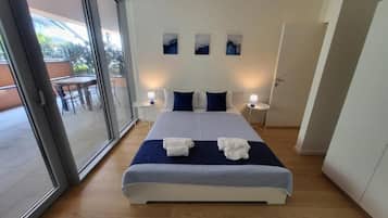 Deluxe-huoneisto, 1 parisänky ja vuodesohva, tupakointi kielletty, keittiö | Työpöytä, kannettavalle tietokoneelle sopiva työtila, ilmainen Wi-Fi