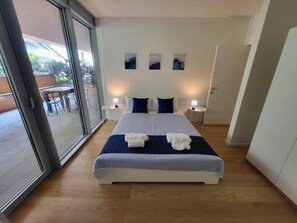 Deluxe-huoneisto, 1 parisänky ja vuodesohva, tupakointi kielletty, keittiö | Työpöytä, kannettavalle tietokoneelle sopiva työtila, ilmainen Wi-Fi