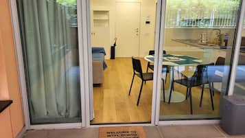 Deluxe-huoneisto, 1 parisänky ja vuodesohva, tupakointi kielletty, keittiö | Terassi/patio