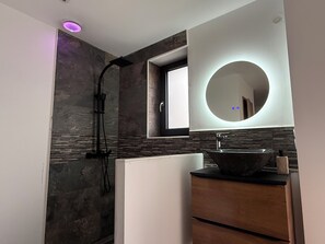 Dusche, Haartrockner, Handtücher, Toilettenpapier