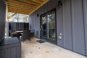 Outdoor dining - Serene 2-bedroom house with AC in College Park (College Park)