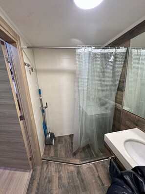 Dusj, hårføner, håndklær og toalettpapir