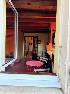 Outdoor dining - La Dracysienne (Dracy-le-Fort)