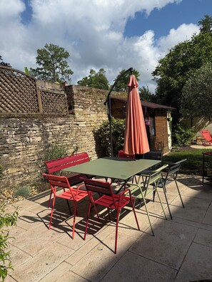 Outdoor dining - La Dracysienne (Dracy-le-Fort)