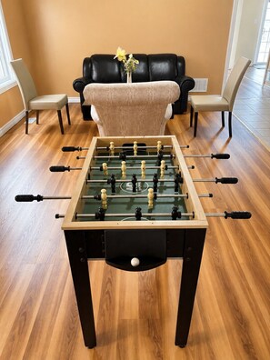 Games room - Private Spacious King Bed, 2.5 Baths—Brampton Shared Home near Mount Pleasant GO (Brampton)