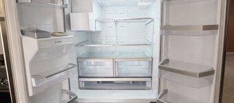 Spacious Private King Bedroom w/Workspace, TV, Mini Fridge, 2.5 Bath—Shared Home