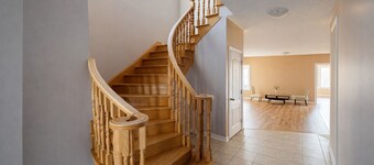 Private Spacious King Bed, 2.5 Baths—Brampton Shared Home near Mount Pleasant GO