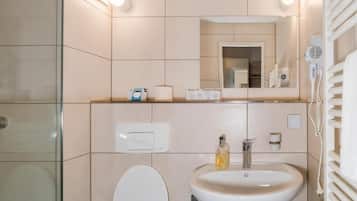 Classic Double Room | Bathroom | Shower, free toiletries, hair dryer, towels