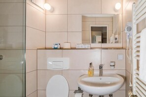 Classic Double Room | Bathroom | Shower, free toiletries, hair dryer, towels - Hotel Alter Markt (Berlin)