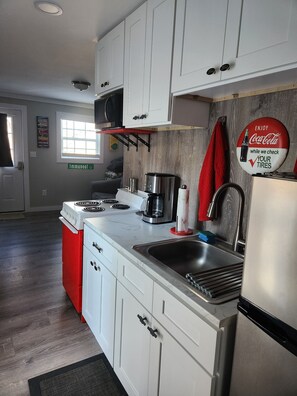 Microwave, oven, stovetop - Roadtrip Cabin in Glenwood, AR (Glenwood)