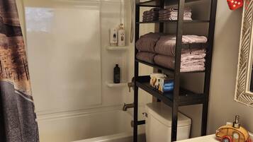 Hårføner, håndklær, såpe og toalettpapir