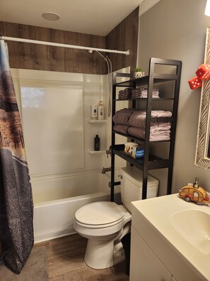 Hårføner, håndklær, såpe og toalettpapir