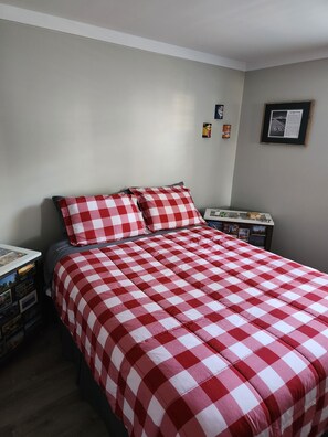 1 dormitorio, tabla de planchar con plancha, wifi y ropa de cama