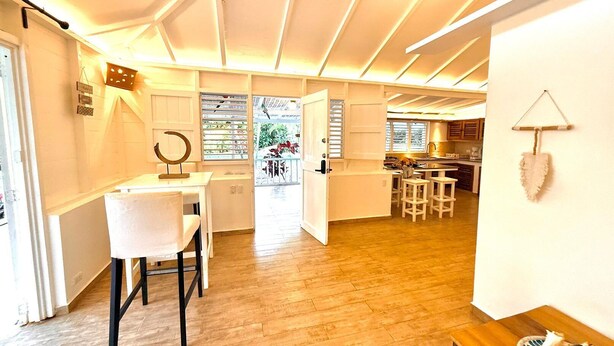 Een modern interieur met een eethoek, keuken en open plattegrond.
