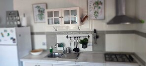 Mikroaaltouuni, liesi, kahvin-/teenkeitin, leivänpaahdin