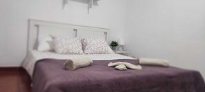 Silitysrauta/-lauta, Wi-Fi, vuodevaatteet