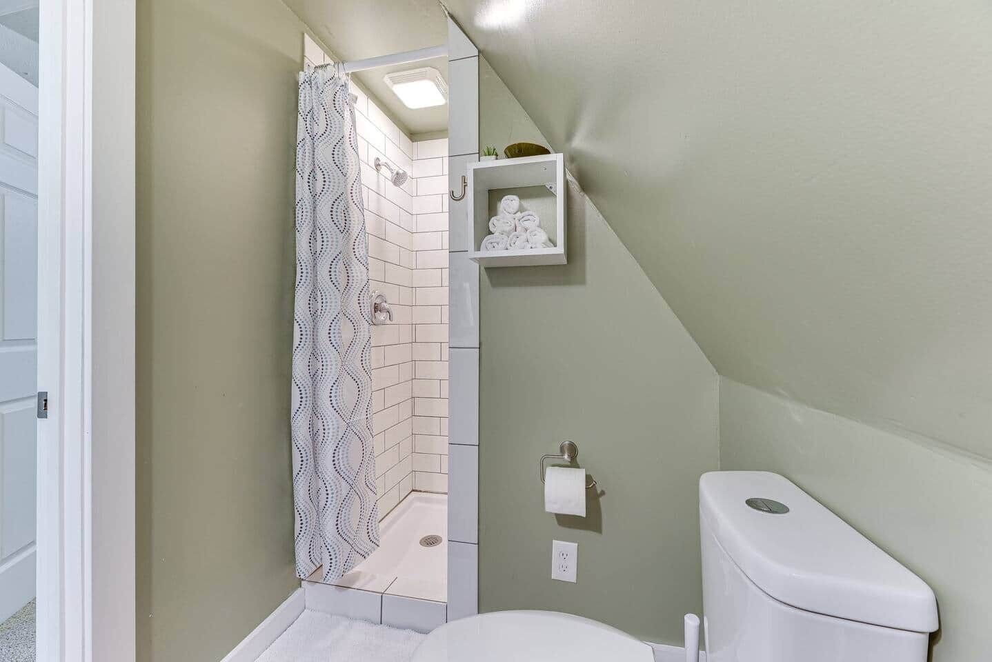 Shower, jetted tub, hair dryer, towels