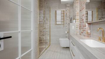 Haartrockner, Bidet, Handtücher, Seife
