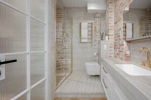 Haartrockner, Bidet, Handtücher, Seife