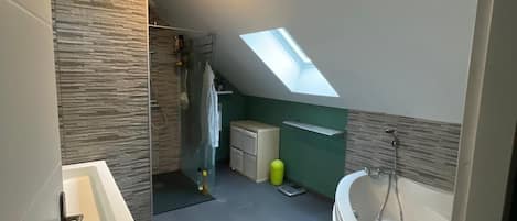 Haartrockner, Handtücher, Seife, Toilettenpapier