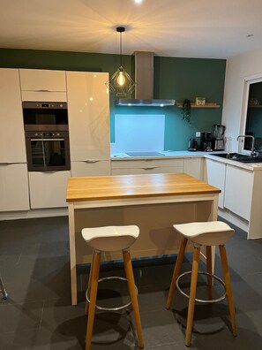 Private kitchen - Warm & Bright Modern Home – Pyrenees (Argelès-Gazost)