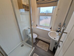Dusche, Haartrockner, Handtücher, Toilettenpapier