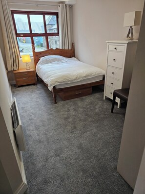 2 chambres, fer et planche à repasser, Wi-Fi, draps fournis
