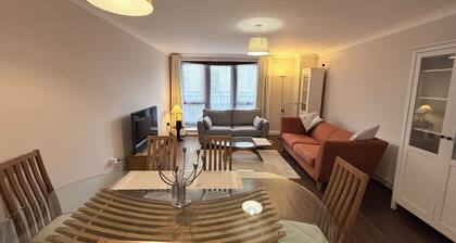 Spacious Apartment on a quiet street 1 min from Smithfield Square.