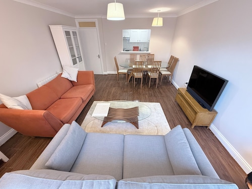 Spacious Apartment on a quiet street 1 min from Smithfield Square.