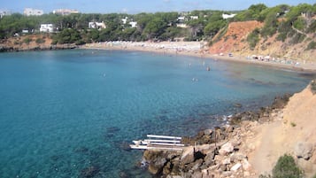 Nær stranden, hvit sand og strandbar